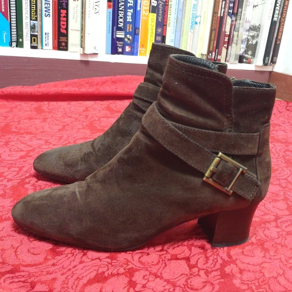 Aquatalia Dark Brown Suede Ankle Booties Size 9 Made In ITALY Buckle side Zipper